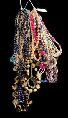 Lot 176 - A collection of costume jewellery