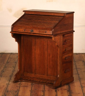 Lot 38 - An early 20th century Harris Lebus oak...