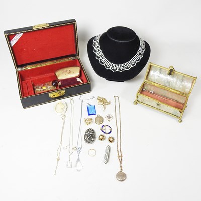 Lot 142 - An early 20th century 15 carat gold pendant...