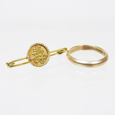 Lot 141 - A 9 carat gold wedding band, of plain design,...