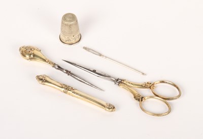 Lot 209 - A ladies gilt metal etui set or sewing kit