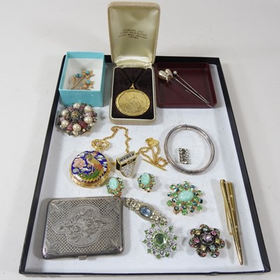Lot 493 - A collection of costume jewellery, to include...