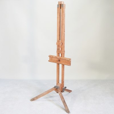 Lot 136 - An early 20th century wooden artist's easel