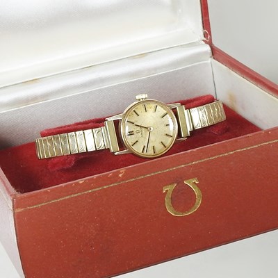 Lot 34 - A 9 carat gold cased Omega ladies' wristwatch,...