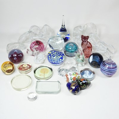 Lot 423 - A collection of Wedgwood glass paperweights,...