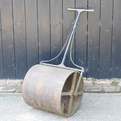 Lot 509 - An iron garden roller
