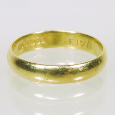 Lot 44 - An 18 carat gold wedding band, of plain design,...