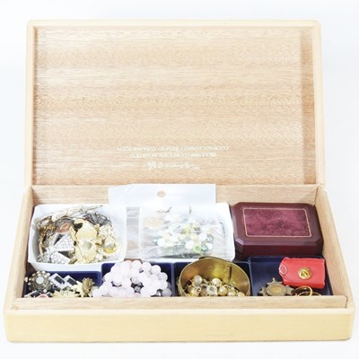 Lot 342 - A collection of costume jewellery