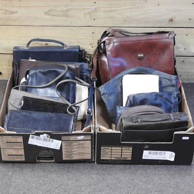 Lot 553 - A collection of vintage bags