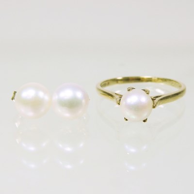 Lot 154 - A 9 carat gold and pearl ring, 2.3g, size Q,...