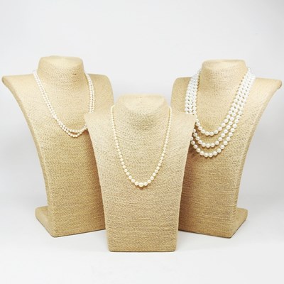 Lot 424 - A pearl necklace with a silver clasp, 29cm...