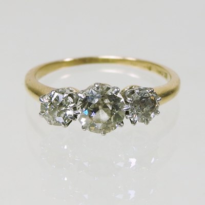 Lot 4 - A gold and diamond ring, approx. 1.0 carat,...