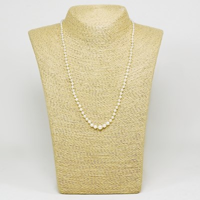 Lot 302 - An early 20th century single strand pearl...