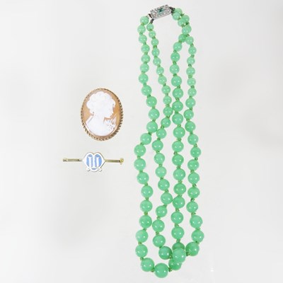 Lot 139 - A jade coloured stone single strand bead...
