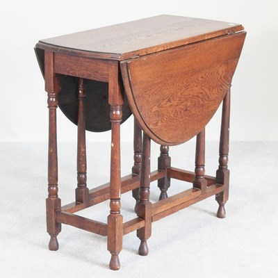 Lot 226 - A 1920s oak gateleg table