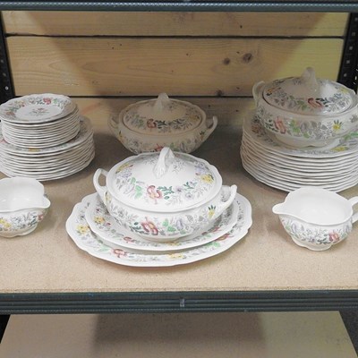 Lot 299 - A 1930s Royal Doulton Stratford pattern dinner...