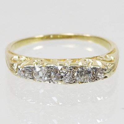 Lot 184 - An unmarked diamond ring, set with five...