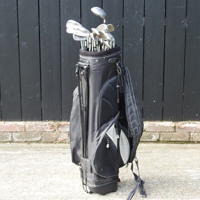 Lot 674 - A set of golf clubs, in a bag