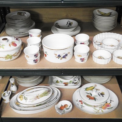 Lot 107 - A Worcester Evesham pattern part dinner...