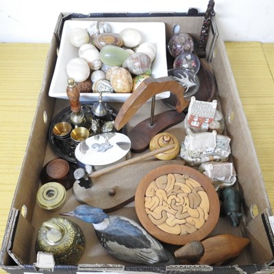 Lot 431 - A collection of hardstone and decorative eggs,...