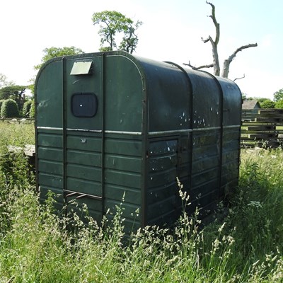 Lot 527 - Plus VAT - A green horse box pony trailer