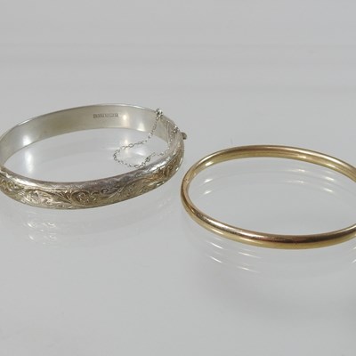 Lot 72 - A 9 carat gold bangle