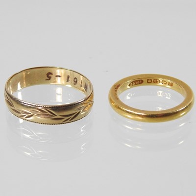 Lot 77 - A 22 carat gold wedding band