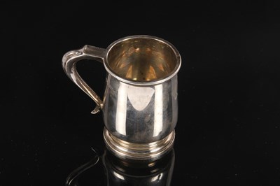 Lot 87 - A George V silver quarter-pint tankard,...