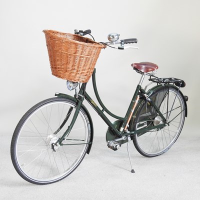 Lot 136 - A green Pashley ladies seventeen inch bicycle