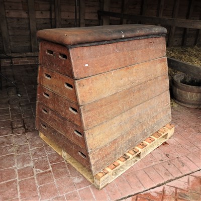 Lot 384 - A vintage vaulting pommel horse