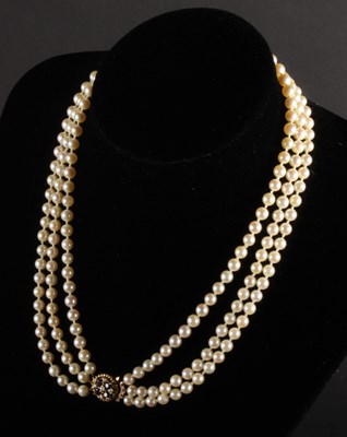 Lot 141 - A cultured or simulated pearl three strand...