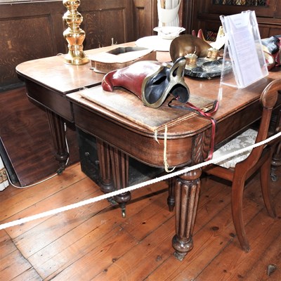 Lot 29 - A Regency mahogany dining table