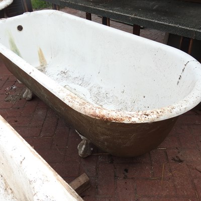 Lot 453 - A cast iron roll top bath