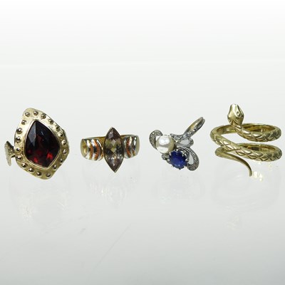 Lot 27 - An unmarked ring, set with a central elliptical quartz