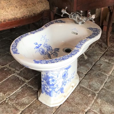 Lot 496 - A Staffordshire pottery blue and white bidet