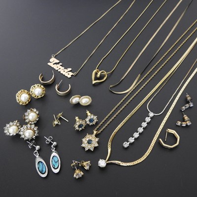 Lot 175 - A 9 carat gold necklace, suspended with a...