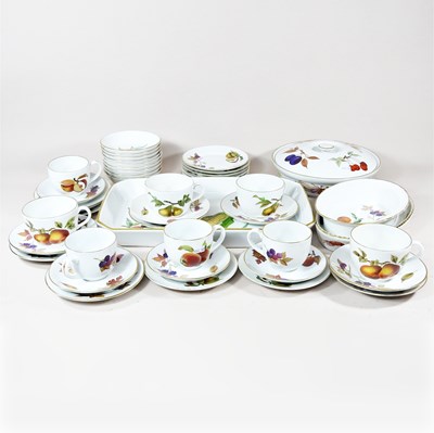 Lot 296 - A Royal Worcester Evesham pattern part tea and...