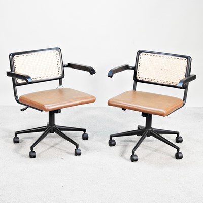 Lot 357 - A pair of modern swivel office chairs (2)