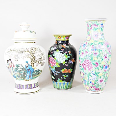 Lot 539 - A Chinese porcelain vase, decorated with...
