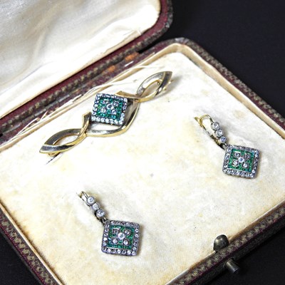 Lot 513 - An 18 carat gold gem set brooch, of Art Deco...