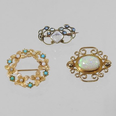 Lot 46 - A 15 carat gold moonstone brooch