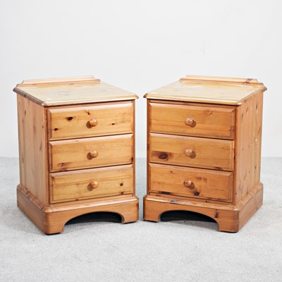 Lot 544 - A pair of modern pine bedside chests (2)