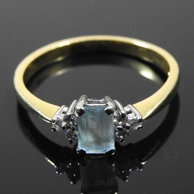 Lot 695 - An 18 carat gold aquamarine and diamond ring,...