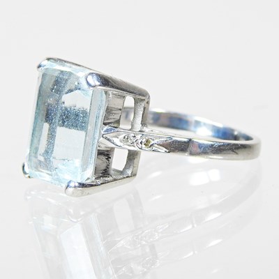 Lot 2 - An 18 carat white gold and aquamarine ring,...