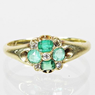 Lot 280 - A Victorian diamond and emerald cluster ring,...