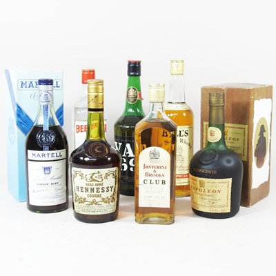 Lot 565 - A collection of spirits to include whisky, gin...