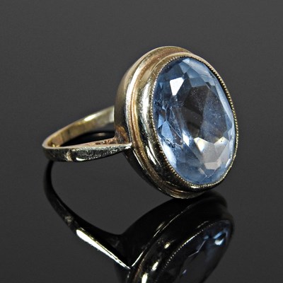 Lot 285 - A large 9 carat gold and quartz dress ring,...