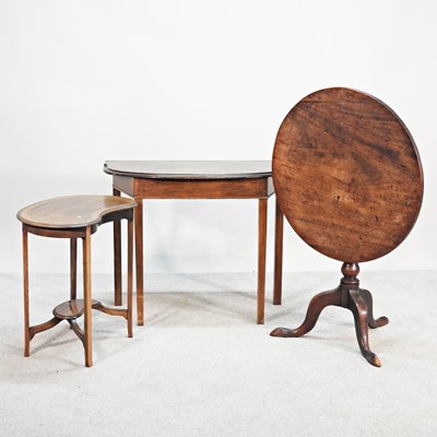 Lot 752 - A 19th century tilt top occasional table,...