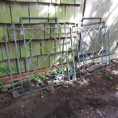 Lot 489 - A pair of metal garden gates