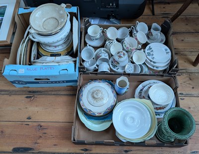 Lot 720 - A collection of pottery and porcelain